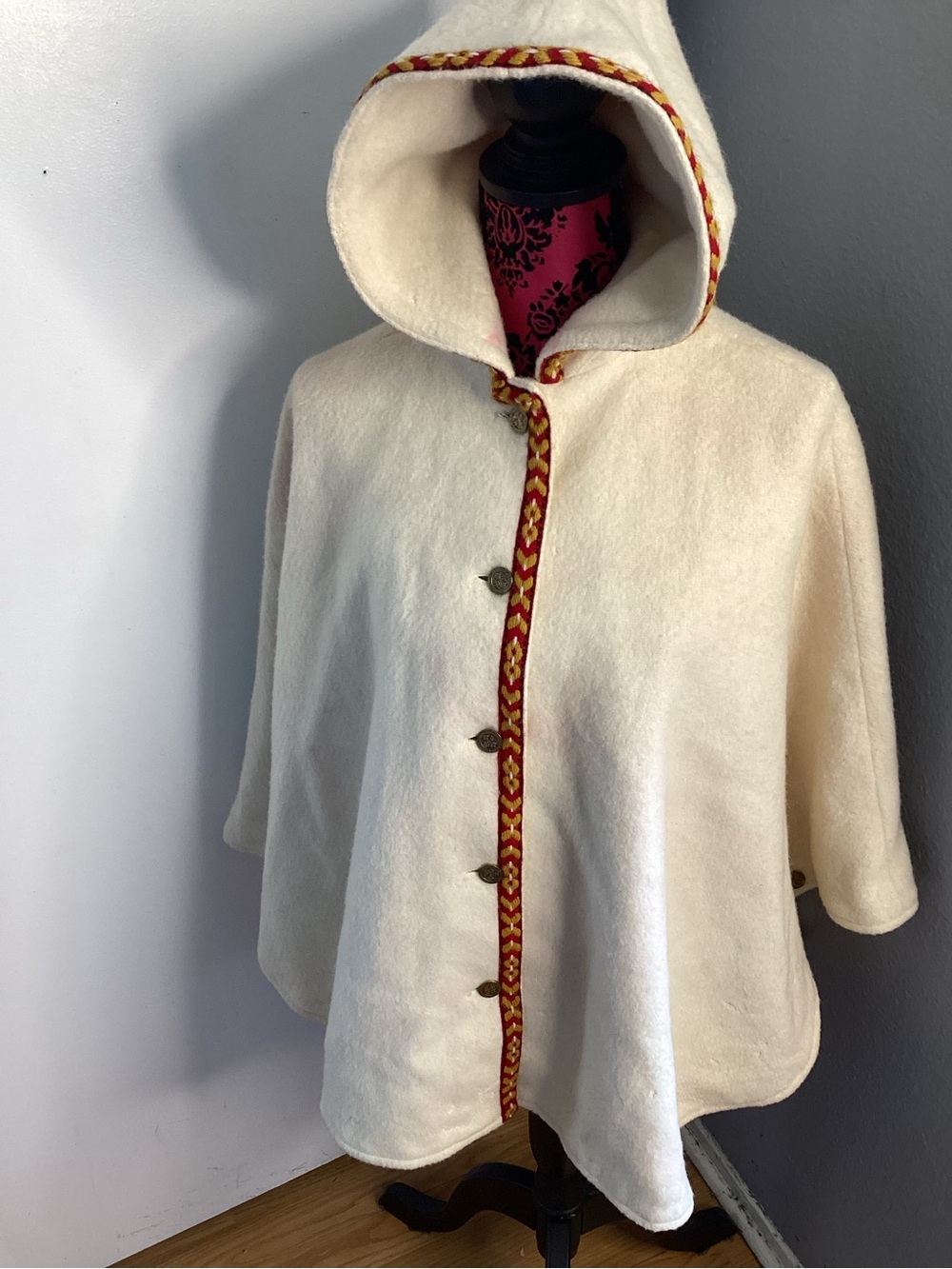 Vintage 70s Jahre Pure New Wool Hooded Cape with Red & Gold Braided Trim